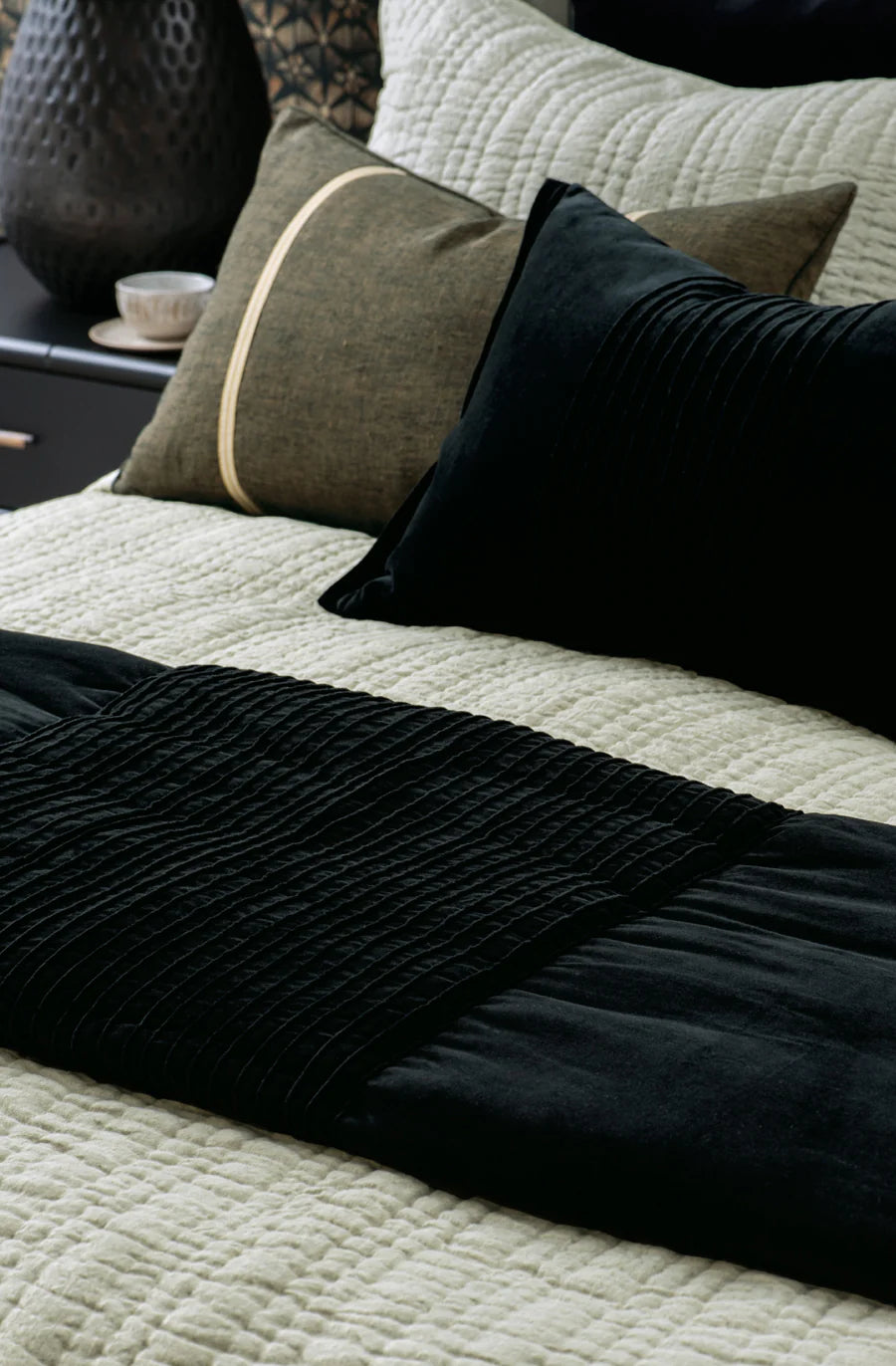 Bianca Lorenne 'Piega Black' Velvet Comforter