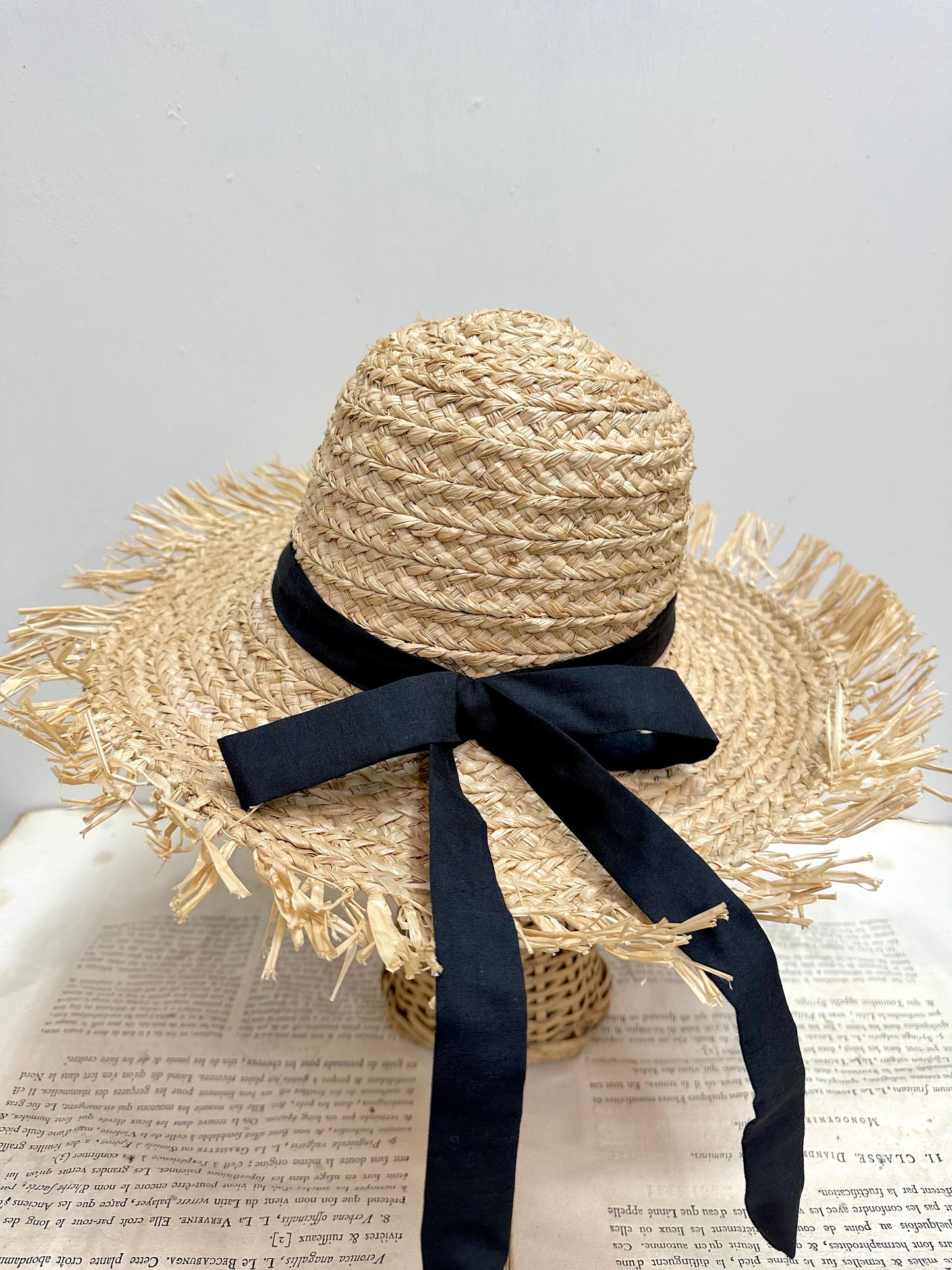 Large Raffia Hat With Black Ribbon And Raffia Edge In Natural