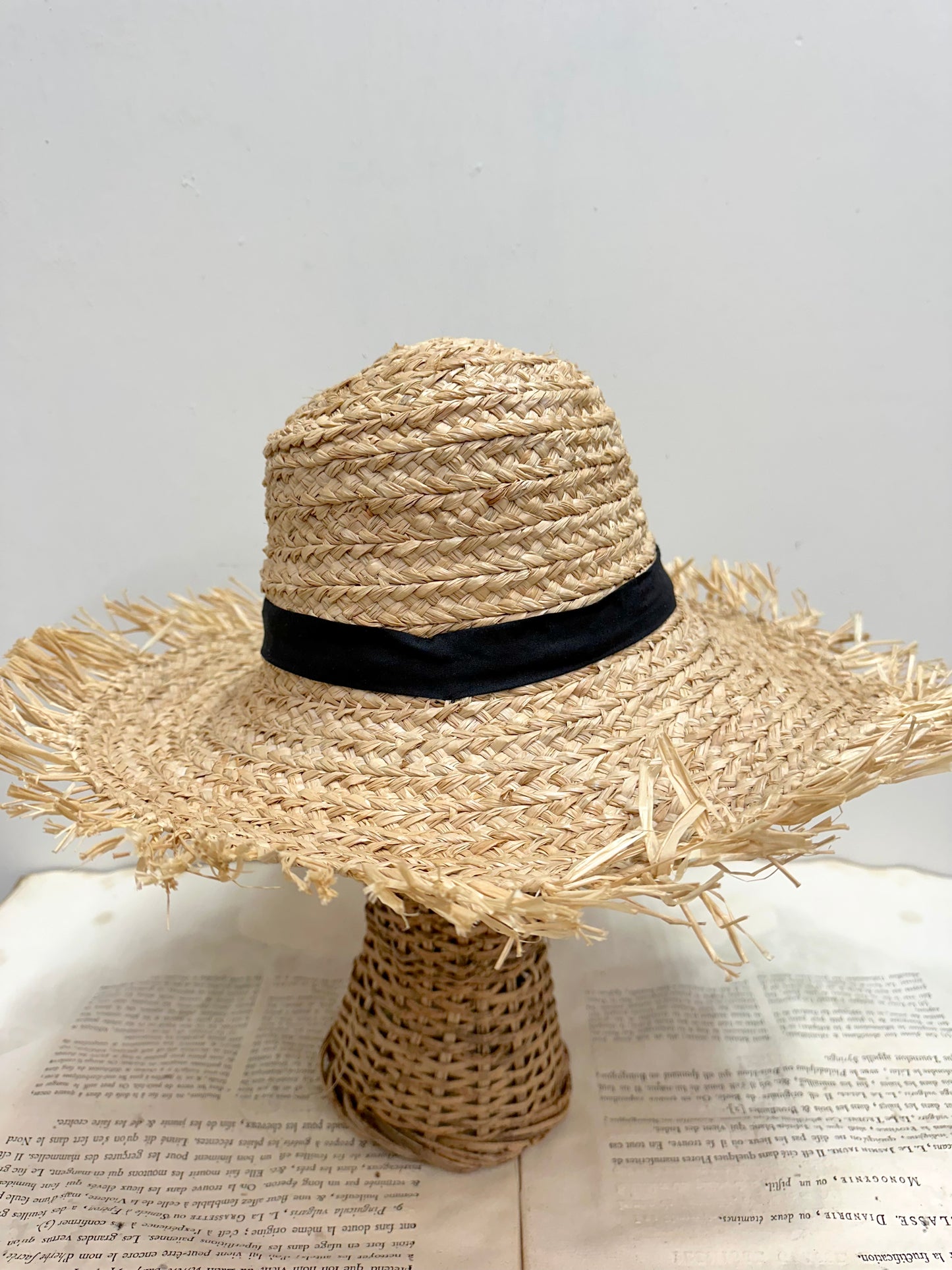 Large Raffia Hat With Black Ribbon And Raffia Edge In Natural