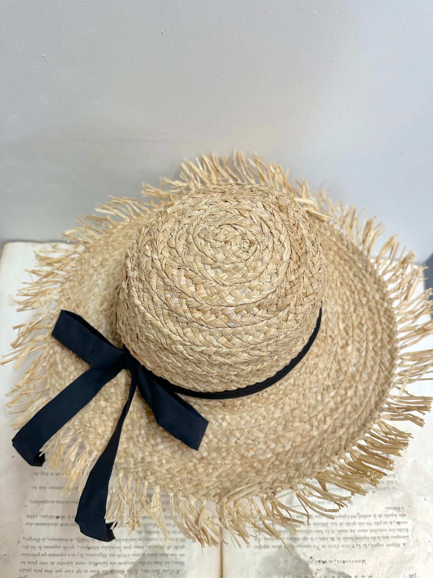 Large Raffia Hat With Black Ribbon And Raffia Edge In Natural