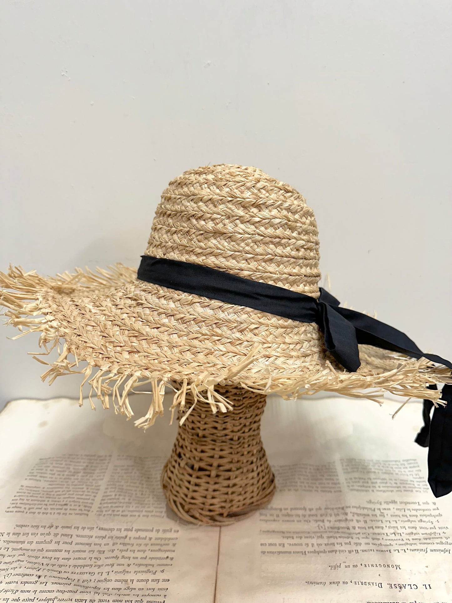 Large Raffia Hat With Black Ribbon And Raffia Edge In Natural