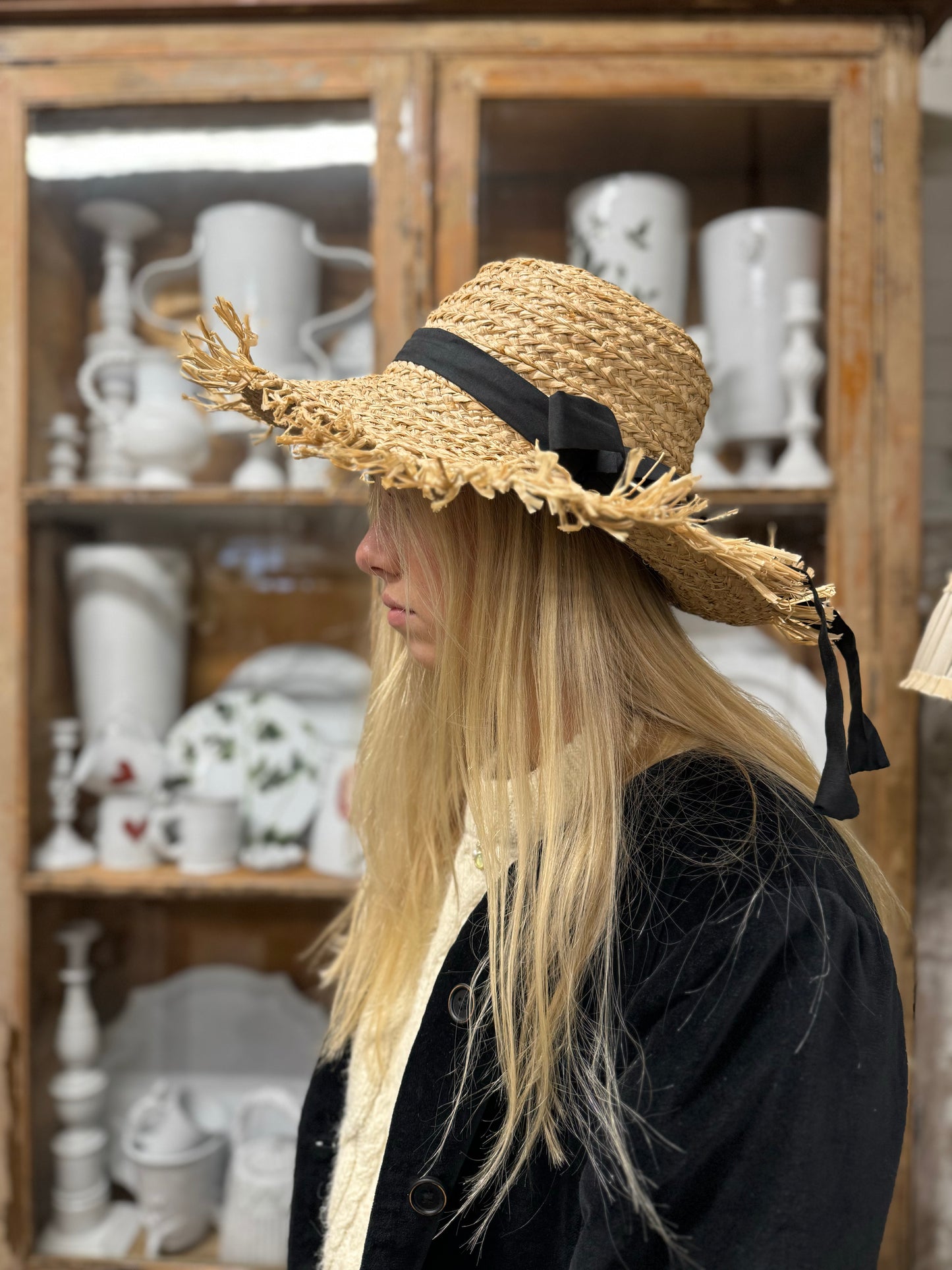 Large Raffia Hat With Black Ribbon And Raffia Edge In Natural