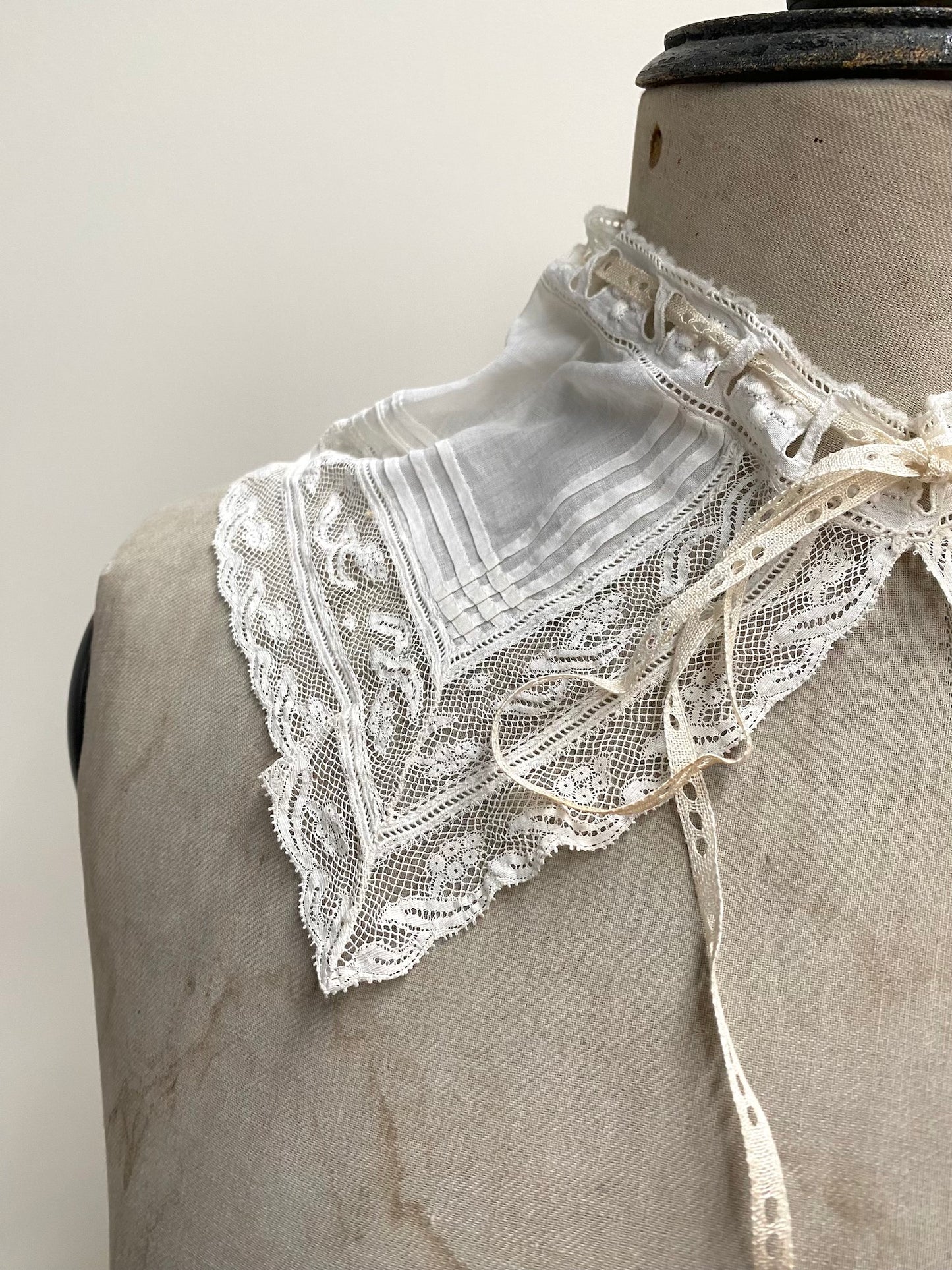 Antique French 1880s Flanders Lace Collar