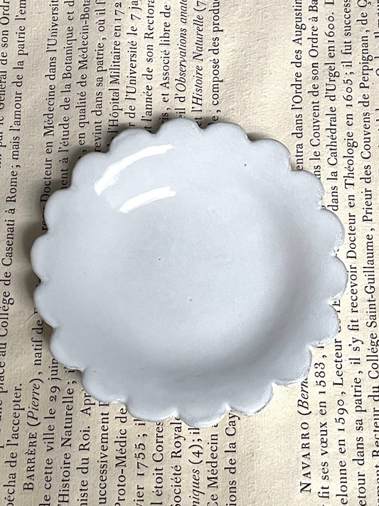 Astier de Villatte Daisy Saucer