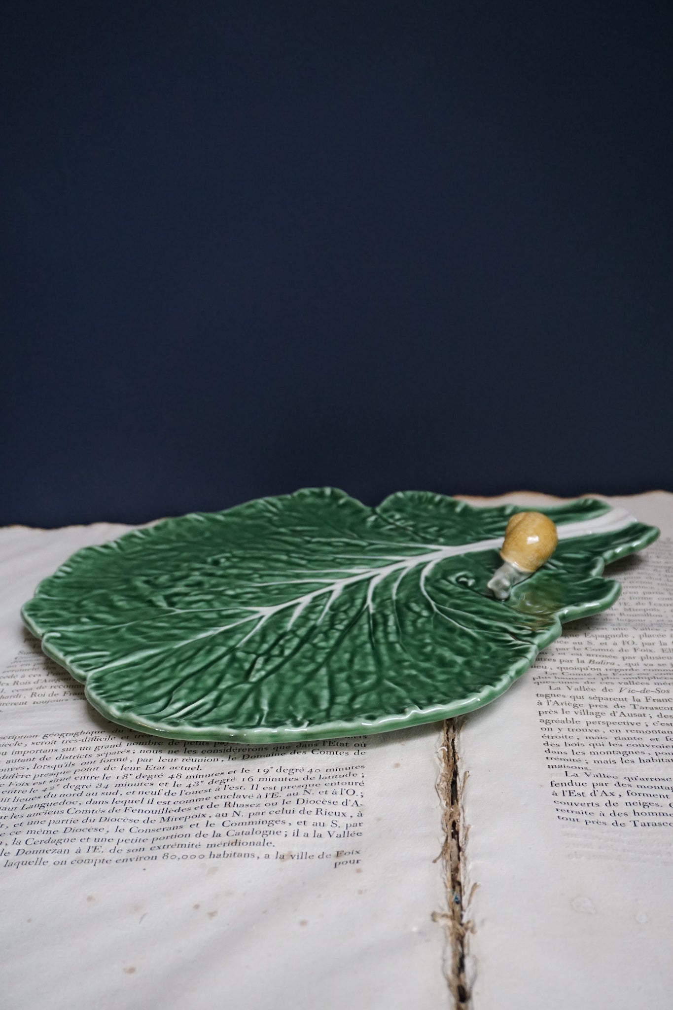 Bordallo Pinheiro Large Flat Cabbage Leaf Platter with Snail