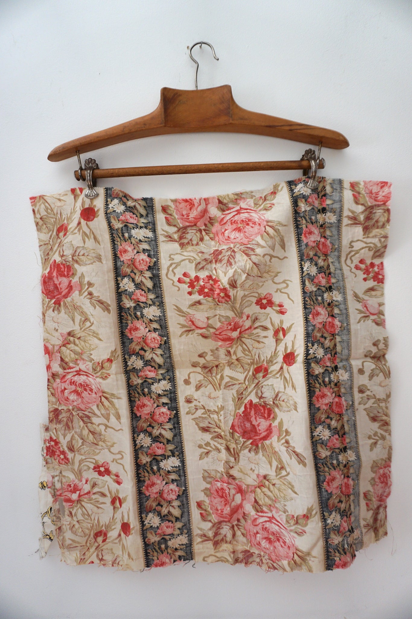 Antique French Rose & Daisy Printed Cotton